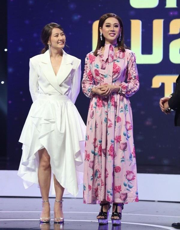 Đẹp rụng rời cả năm xong đến cuối năm Hoa hậu Tiểu Vy lại lọt top SAO MẶC XẤU vì bộ cánh sến sẩm-4