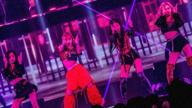 Fan Black Pink tại Philippines trèo lên nóc xe, rượt đuổi thần tượng-2