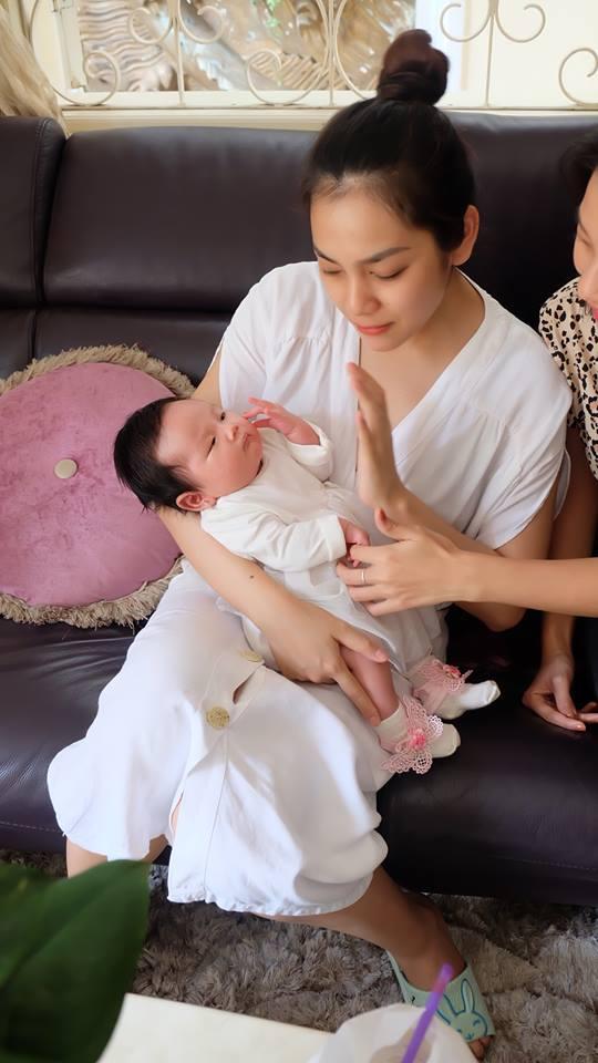 6 tháng sau khi kết hôn, em dâu xinh đẹp của ca sĩ Minh Hằng đã sinh con gái cực đáng yêu-5