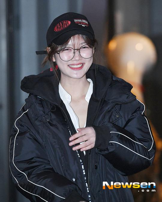 Sao nhí xinh nhất xứ Hàn Kim Yoo Jung mặc áo phao, đội mũ kín vẫn đẹp bất chấp-2