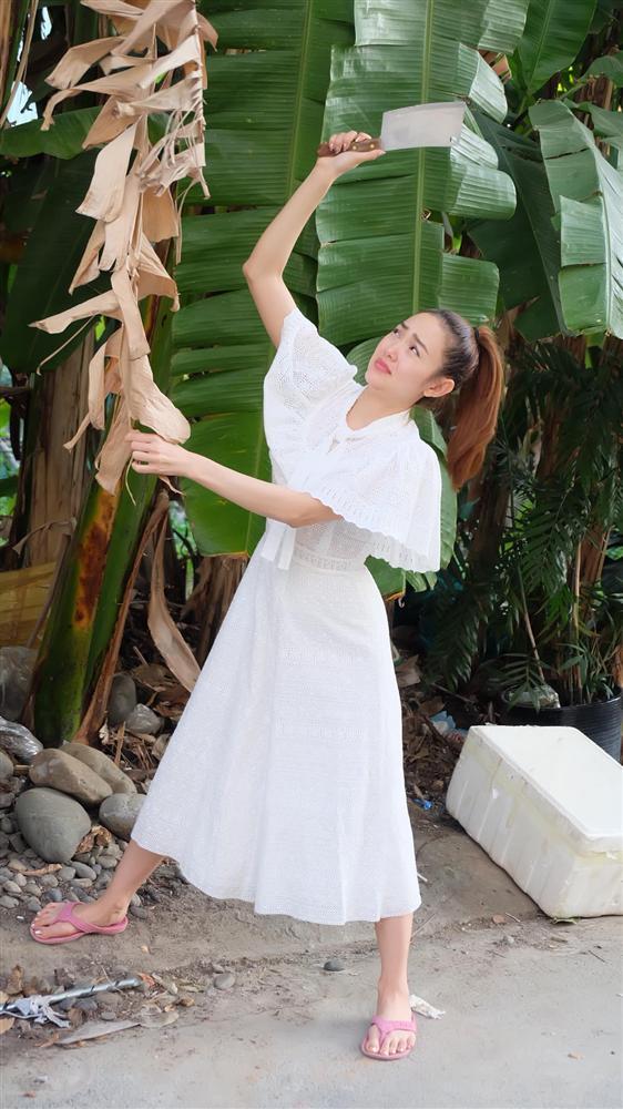 Minh Hằng vác dao chặt chuối để làm bánh tét ăn Tết mà cằm cô còn nhọn hơn dao-1