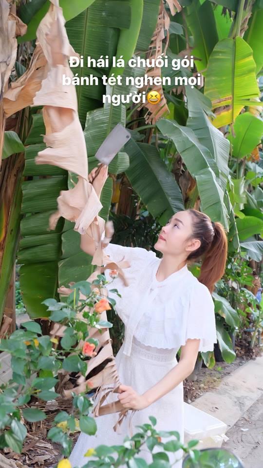 Minh Hằng vác dao chặt chuối để làm bánh tét ăn Tết mà cằm cô còn nhọn hơn dao-2