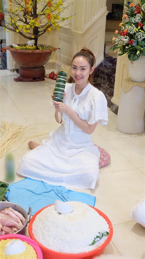 Minh Hằng vác dao chặt chuối để làm bánh tét ăn Tết mà cằm cô còn nhọn hơn dao-5