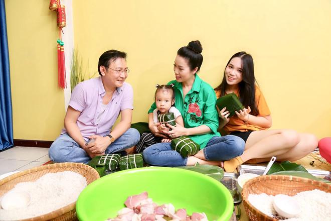 Minh Hằng vác dao chặt chuối để làm bánh tét ăn Tết mà cằm cô còn nhọn hơn dao-11