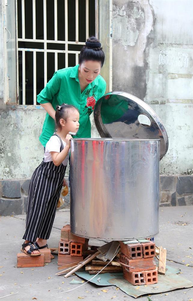 Minh Hằng vác dao chặt chuối để làm bánh tét ăn Tết mà cằm cô còn nhọn hơn dao-12
