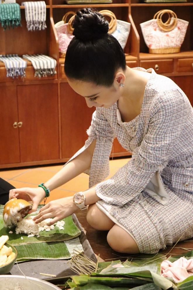 Minh Hằng vác dao chặt chuối để làm bánh tét ăn Tết mà cằm cô còn nhọn hơn dao-6