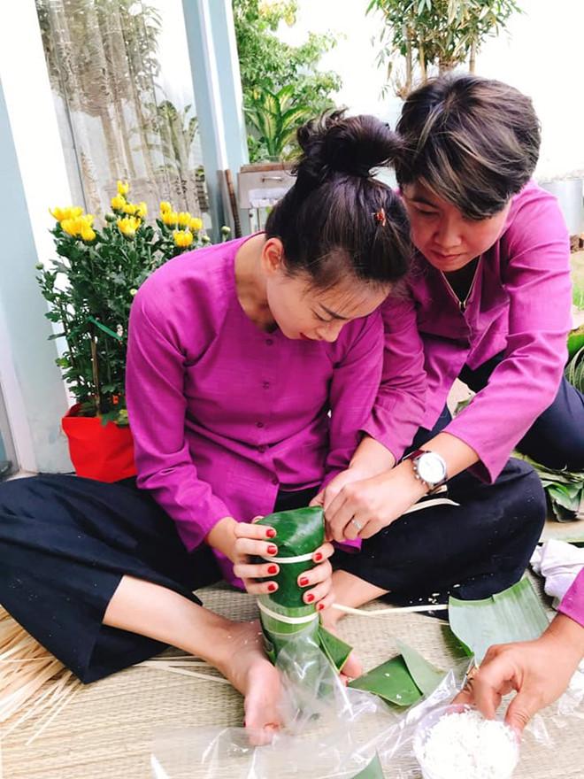 Minh Hằng vác dao chặt chuối để làm bánh tét ăn Tết mà cằm cô còn nhọn hơn dao-8