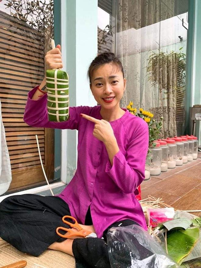 Minh Hằng vác dao chặt chuối để làm bánh tét ăn Tết mà cằm cô còn nhọn hơn dao-9