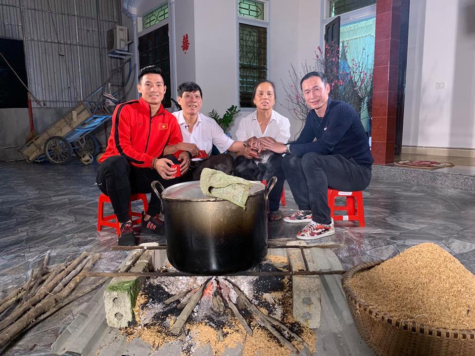 Tuyển thủ Việt Nam có nhà mới, xe xịn đón Tết Kỷ Hợi bên gia đình-5