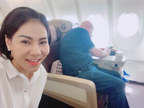 Thu Minh hào hứng đưa quý tử cùng ông xã ngoại quốc về quê ngoại ăn Tết