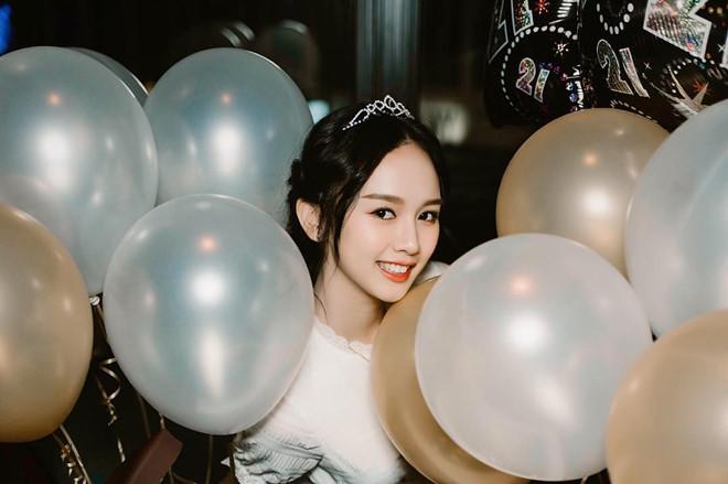 Rich kid Malaysia xinh đẹp có cuộc sống ngập trong hàng hiệu, xe sang-1