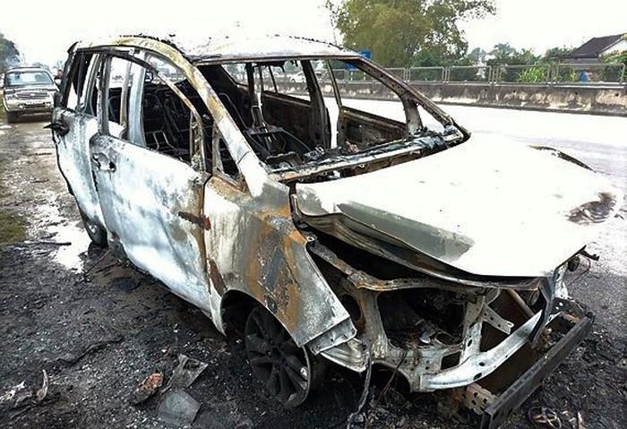 Ôtô chở người về quê ăn Tết cháy trơ khung-1