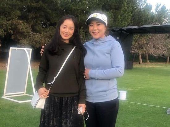 Kim Tae Hee lộ dấu hiệu tuổi tác, xuề xòa một cách khó tin khi để mặt mộc và đi dép lê