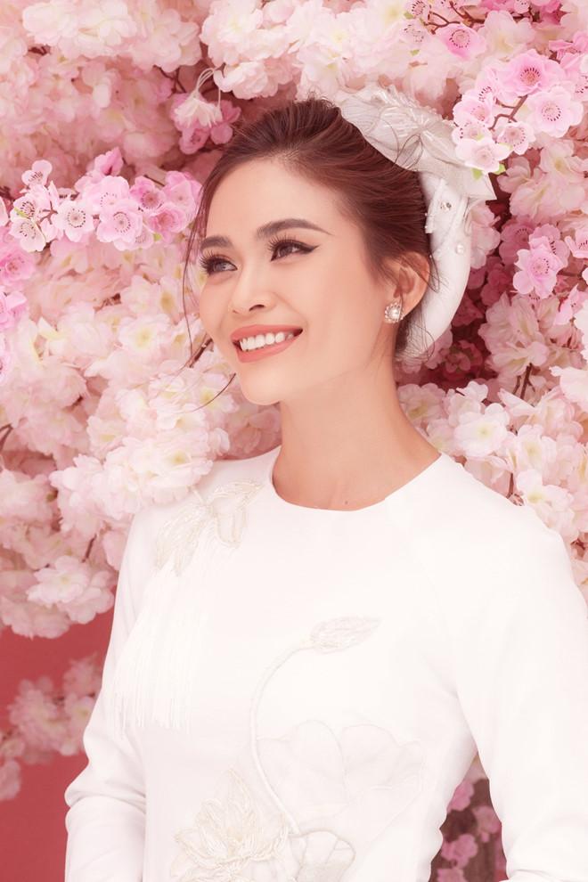 Lung linh trong tà áo dài với cách trang điểm học hỏi từ sao Việt-5