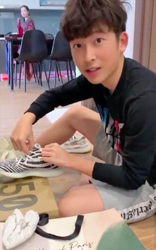 Hé lộ ngoại hình đẹp như tài tử của em trai Á hậu Huyền My: Mới 16 tuổi nhưng đã cao 1m74-1