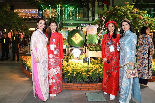 Chả cần khoác lên người hàng hiệu, hội em chồng Hà Tăng vẫn gây náo loạn khi chụp ảnh bên đường hoa tết-5