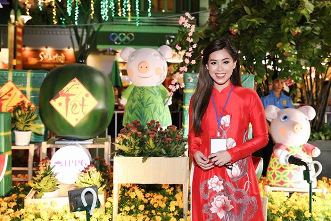 Chả cần khoác lên người hàng hiệu, hội em chồng Hà Tăng vẫn gây náo loạn khi chụp ảnh bên đường hoa tết-2