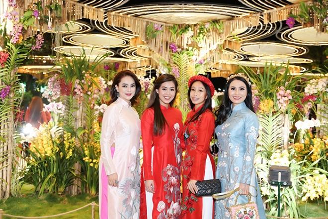 Chả cần khoác lên người hàng hiệu, hội em chồng Hà Tăng vẫn gây náo loạn khi chụp ảnh bên đường hoa tết-6