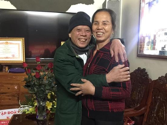 Trung vệ Bùi Tiến Dũng khoe cùng mẹ bán hết thịt lợn sáng 30 Tết