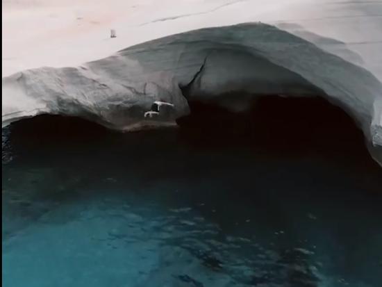 Tắm nắng trên bãi biển mặt trăng tại Hy Lạp