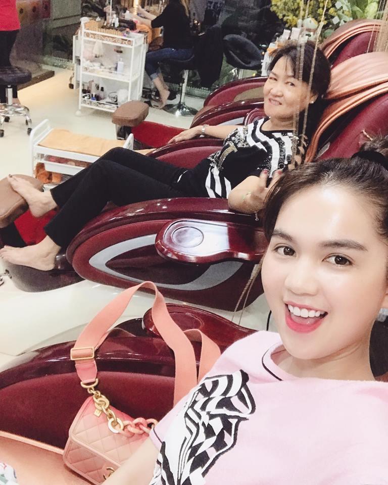 Ngọc Trinh không quên đưa mẹ kế đi tút tát sắc đẹp trước thời khắc giao thừa-1