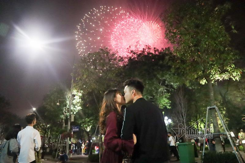 Nụ hôn nồng cháy dưới màn pháo hoa đêm Giao thừa ở Hà Nội-1