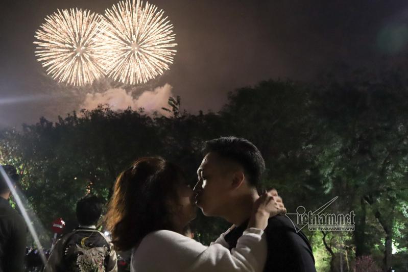Nụ hôn nồng cháy dưới màn pháo hoa đêm Giao thừa ở Hà Nội-2