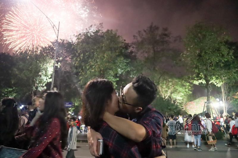 Nụ hôn nồng cháy dưới màn pháo hoa đêm Giao thừa ở Hà Nội-3