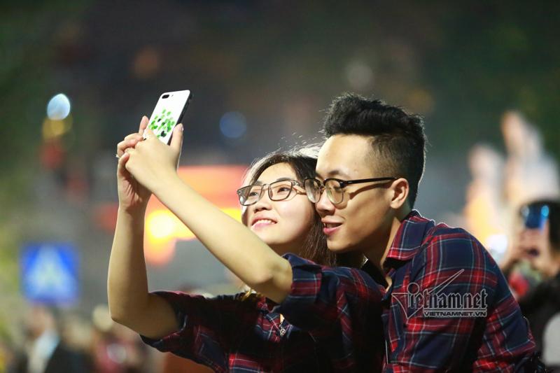 Nụ hôn nồng cháy dưới màn pháo hoa đêm Giao thừa ở Hà Nội-8