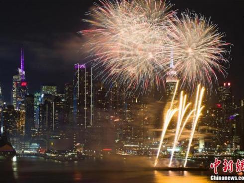 Nụ hôn nồng cháy dưới màn pháo hoa đêm Giao thừa ở Hà Nội-10