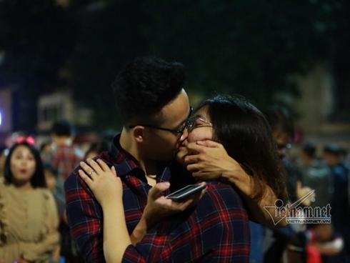 Xác pháo vương vãi đầy đường sau đêm giao thừa-9