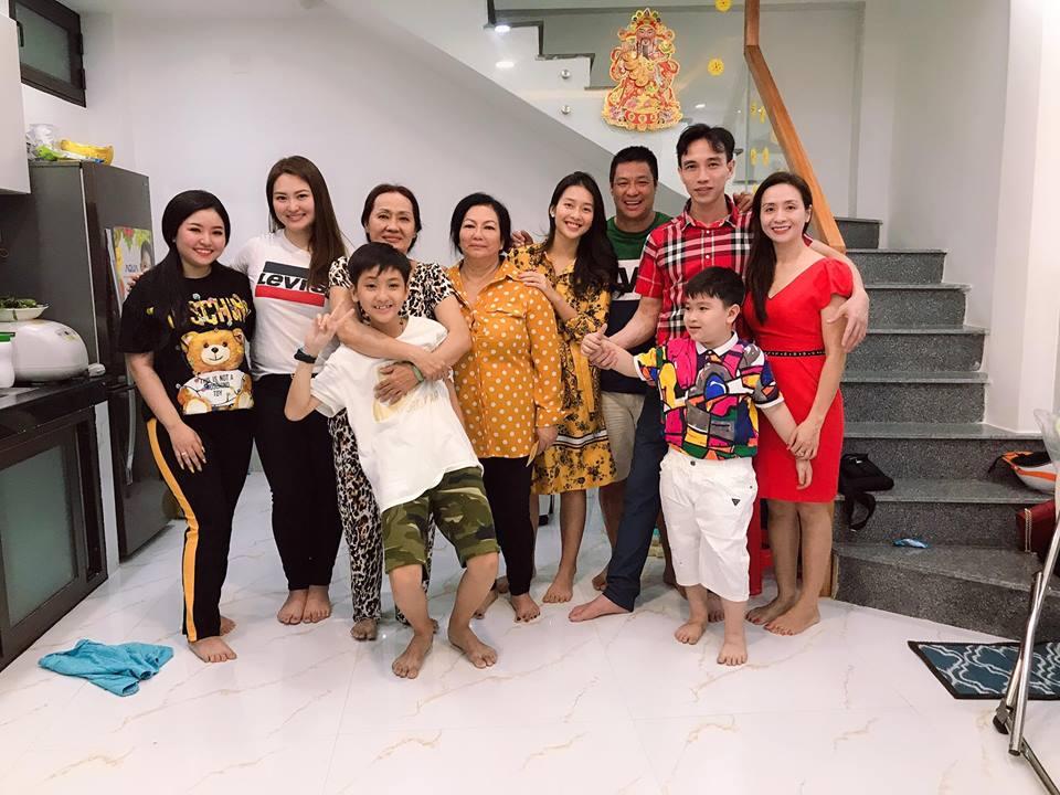 Ly Kute chúc mọi người năm mới an lành nhưng khoảnh khắc thành kính của con trai Khoai Tây mới tạo bão-2