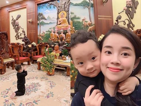 Ly Kute chúc mọi người năm mới an lành nhưng khoảnh khắc thành kính của con trai Khoai Tây mới tạo bão