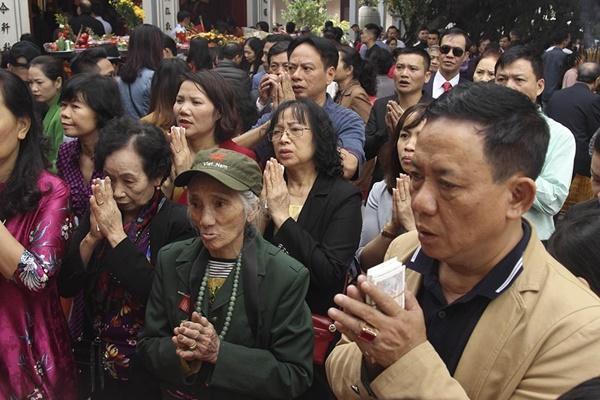 Mùng 1 Tết nắng chang chang, ngàn người chen chân lễ phủ Tây Hồ-11