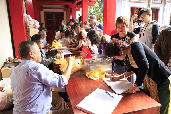 Mùng 1 Tết nắng chang chang, ngàn người chen chân lễ phủ Tây Hồ-12