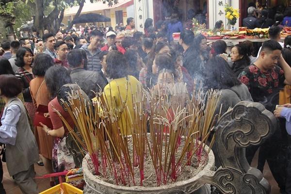 Mùng 1 Tết nắng chang chang, ngàn người chen chân lễ phủ Tây Hồ-14