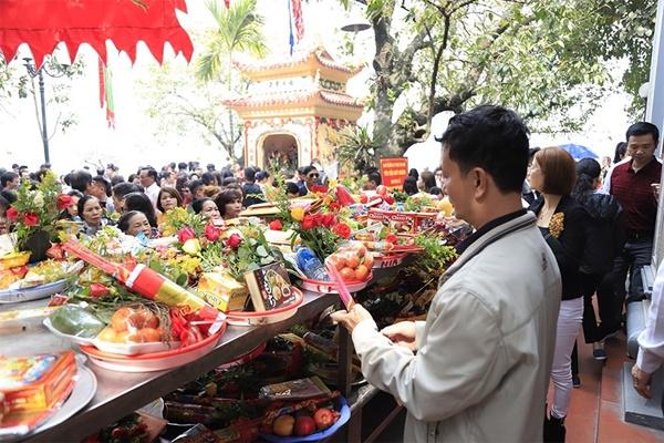 Mùng 1 Tết nắng chang chang, ngàn người chen chân lễ phủ Tây Hồ-9