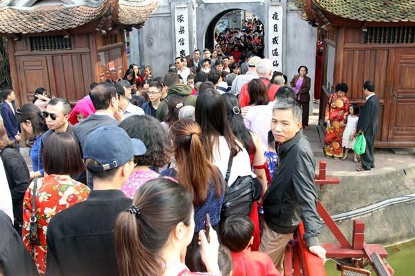 Mùng 1 Tết nắng chang chang, ngàn người chen chân lễ phủ Tây Hồ-16