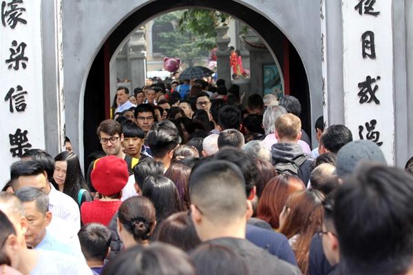 Mùng 1 Tết nắng chang chang, ngàn người chen chân lễ phủ Tây Hồ-19