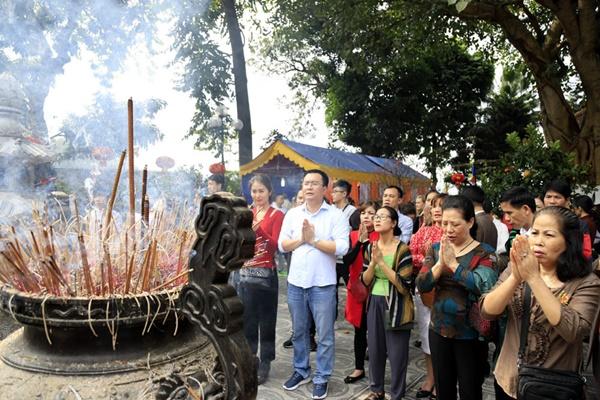 Mùng 1 Tết nắng chang chang, ngàn người chen chân lễ phủ Tây Hồ-20