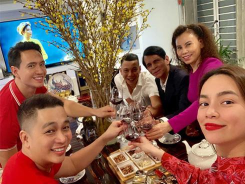 Hồ Ngọc Hà xúc động khi được Kim Lý tặng hoa Valentine giữa không gian chim kêu vượn hú-11