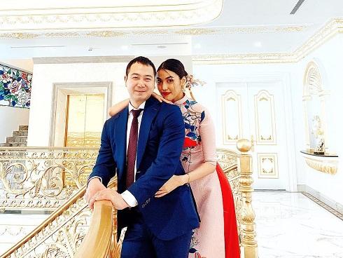 Dâu mới Lan Khuê sánh đôi chồng đại gia nhận lì xì trong biệt thự dát vàng của gia tộc giàu có-13