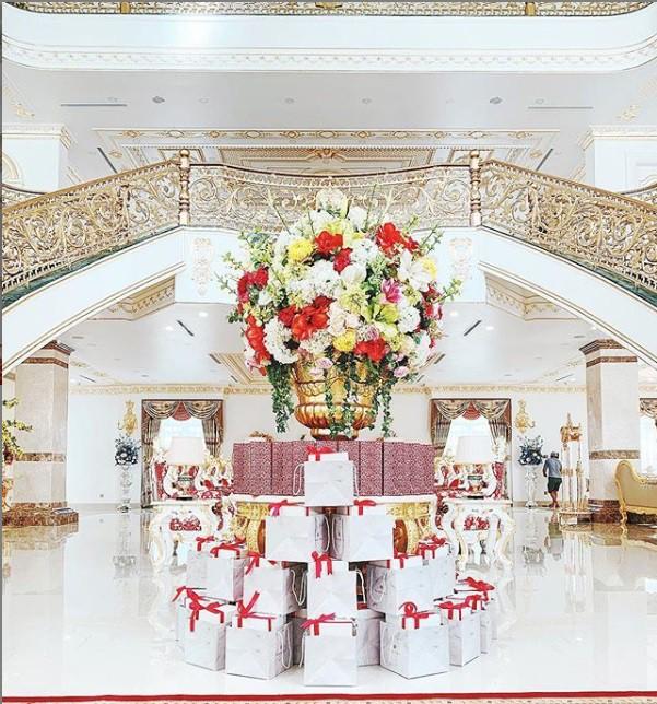 Trong biệt thự dát vàng, Lan Khuê và chồng đại gia ăn diện cực đẹp đôi đón mùa xuân mới-12