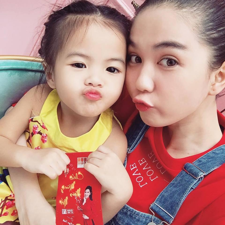 Cặp chị em Á hậu Ngô Trà My - Ngô Thanh Thanh Tú giống nhau như hai giọt nước khi diện áo dài đôi-7