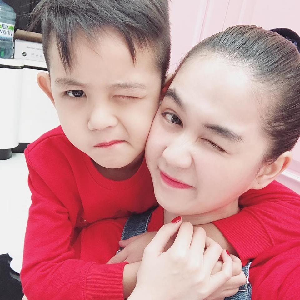 Cặp chị em Á hậu Ngô Trà My - Ngô Thanh Thanh Tú giống nhau như hai giọt nước khi diện áo dài đôi-9