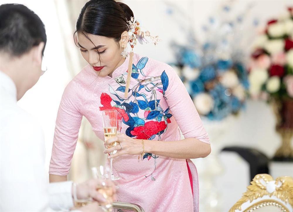 Dâu mới Lan Khuê sánh đôi chồng đại gia nhận lì xì trong biệt thự dát vàng của gia tộc giàu có-2