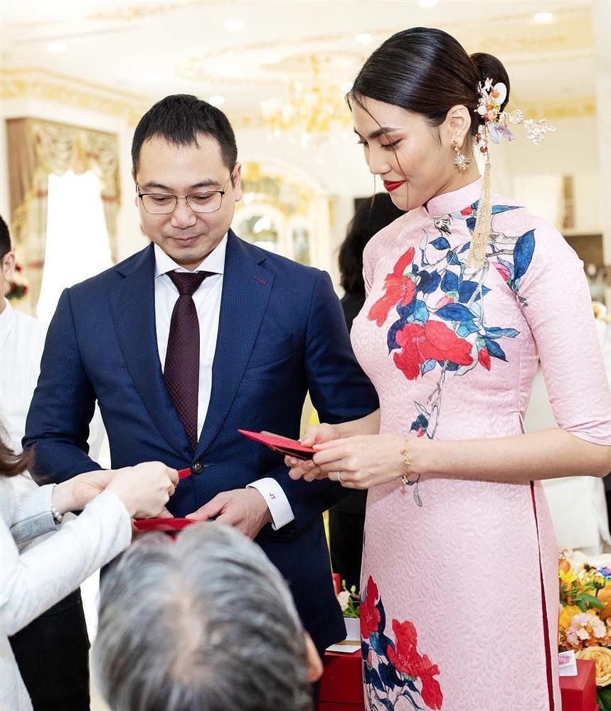 Dâu mới Lan Khuê sánh đôi chồng đại gia nhận lì xì trong biệt thự dát vàng của gia tộc giàu có-3