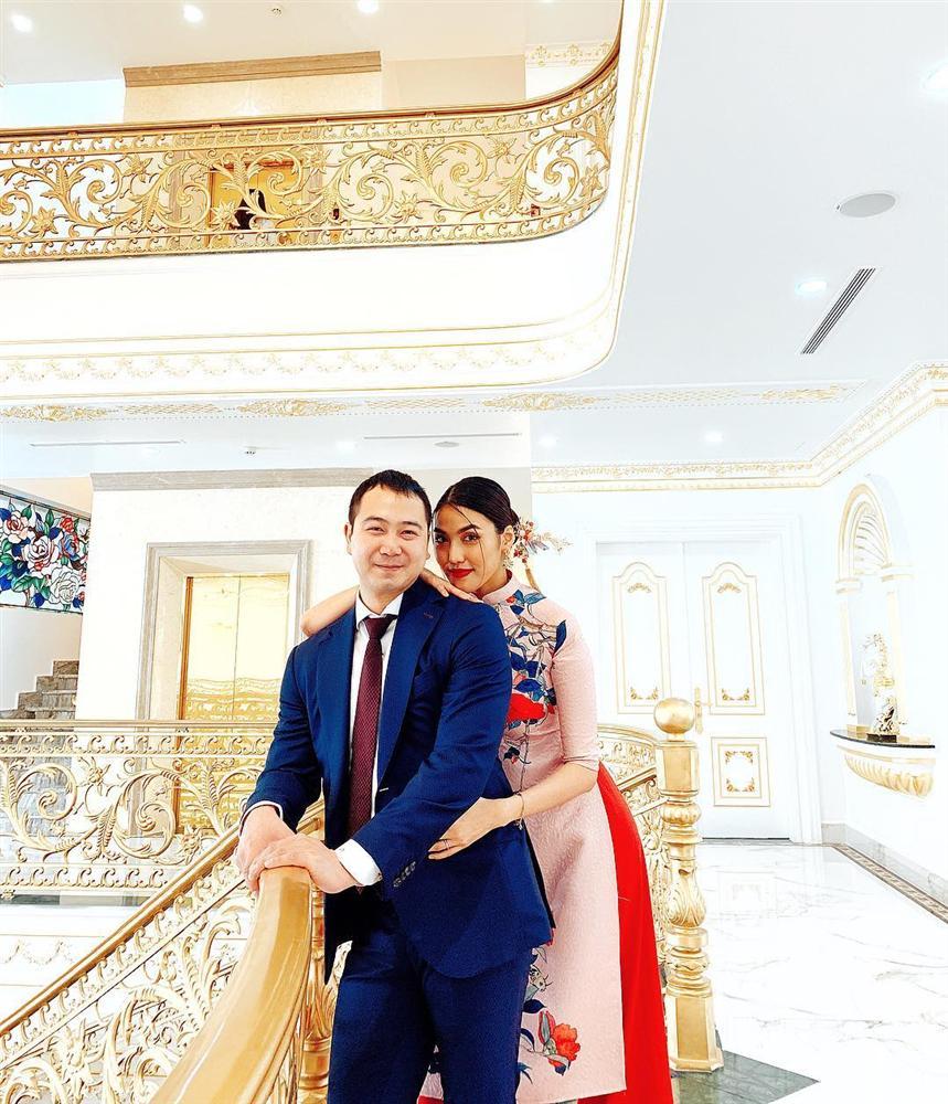 Dâu mới Lan Khuê sánh đôi chồng đại gia nhận lì xì trong biệt thự dát vàng của gia tộc giàu có-4