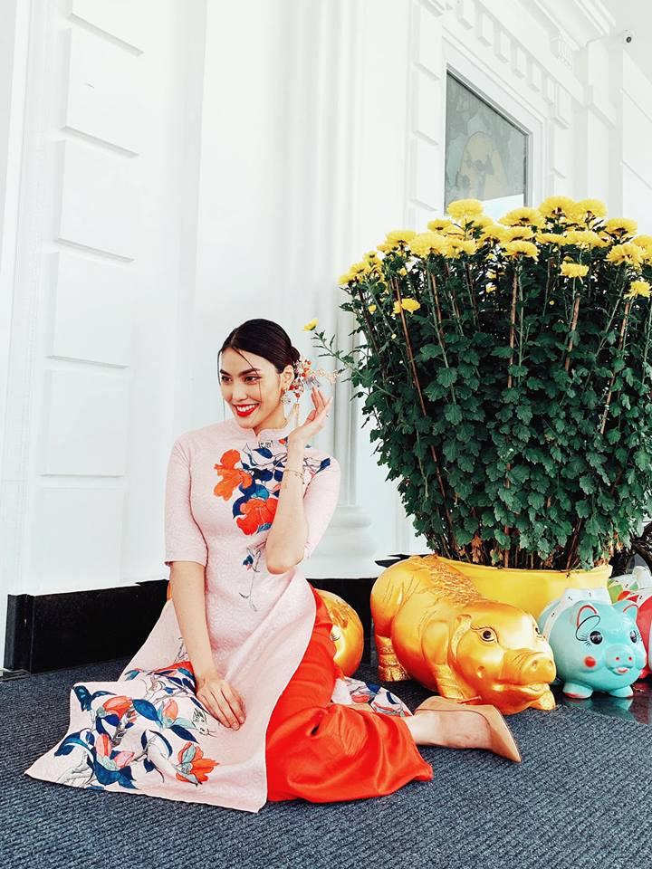 Dâu mới Lan Khuê sánh đôi chồng đại gia nhận lì xì trong biệt thự dát vàng của gia tộc giàu có-7