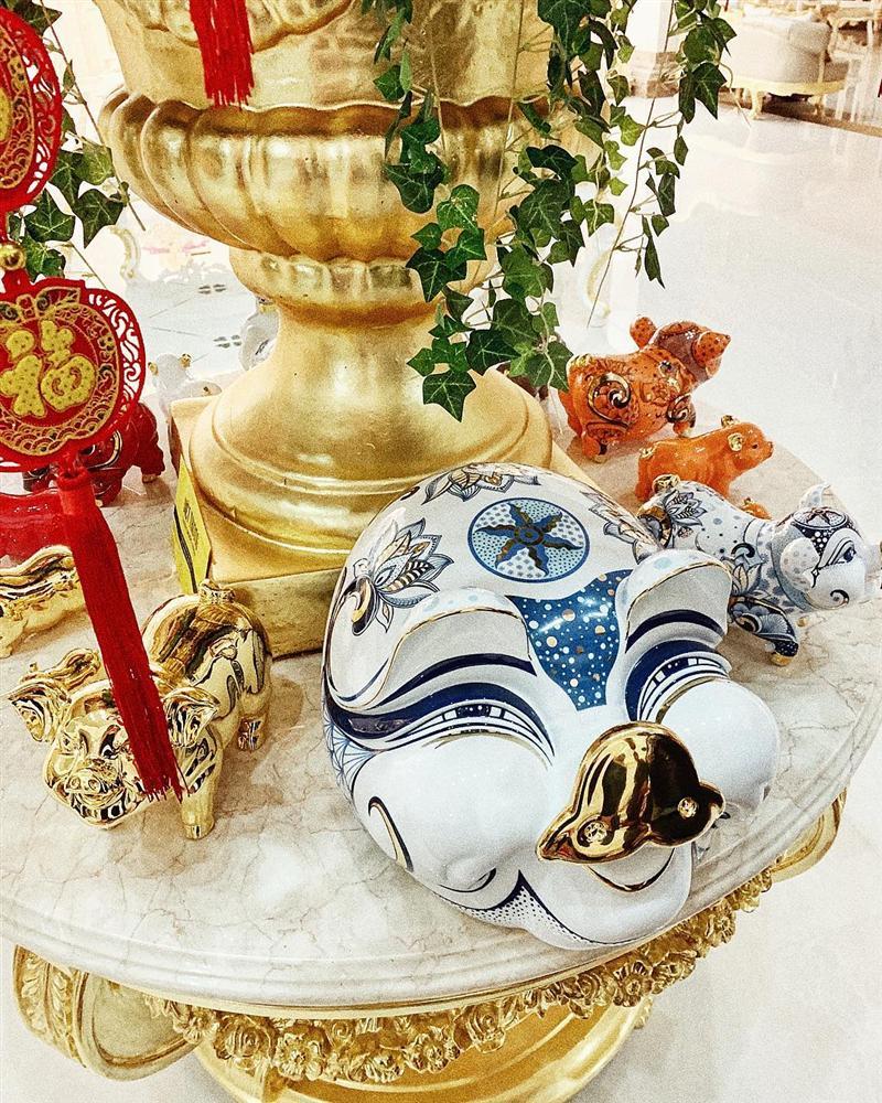 Dâu mới Lan Khuê sánh đôi chồng đại gia nhận lì xì trong biệt thự dát vàng của gia tộc giàu có-9